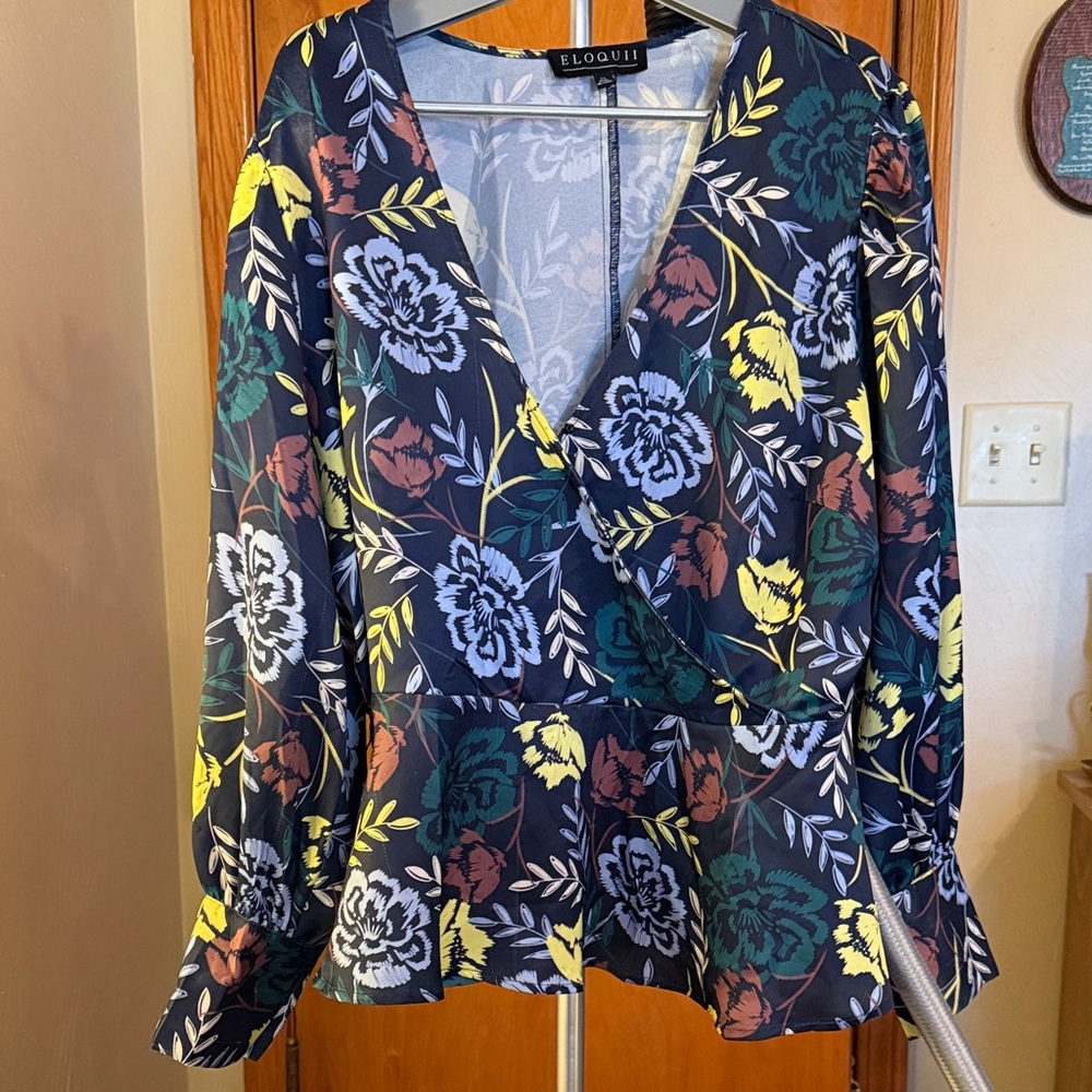 Eloquii Navy Floral Wrap Blouse Sz 14. Good condition